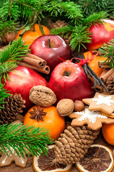 Kerstmis voedsel achtergrond. Appels, cookies en specerijen — Stockfoto