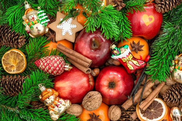 Weihnachtsschmuck und -dekorationen. Äpfel, Mandarinenfrüchte, — Stockfoto