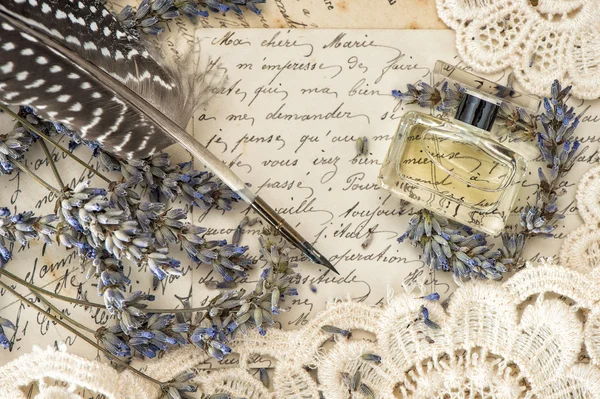 Pluma de tinta vintage, perfume, flores de lavanda y viejas cartas de amor — Foto de Stock