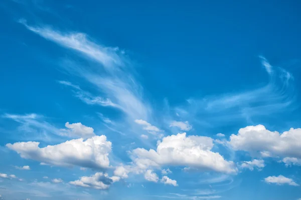 Drammatico cielo blu nuvoloso. Bellissimo sfondo naturale — Foto Stock