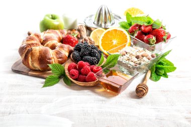 Kahvaltı sofra kruvasan, müsli, taze çilek ile. 