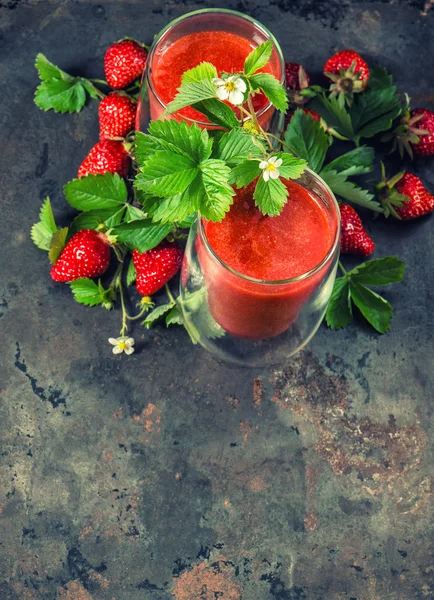 Healthy fresh strawberry smoothie. Detox concept. Vintage style — Stock Photo, Image