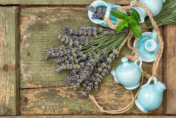 Lavender flowers over rustic wooden background. Fresh blossoms — Stock fotografie