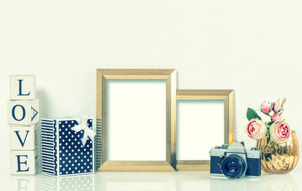 Golden picture frames, roses flowers and vintage camera. Retro s — Stockfoto