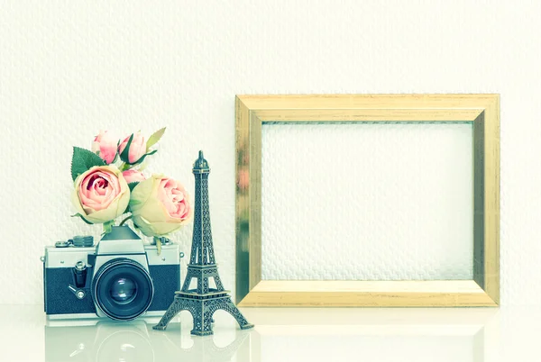 Goldener Bilderrahmen, Rosenblüten und Vintage-Kamera. eiffel — Stockfoto