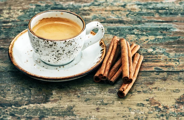 Cup of black coffee with cinnamon spices. Creative food — Stockfoto