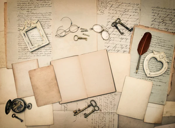 Old letters and photo frames. Vintage things, handwritten docume — ストック写真