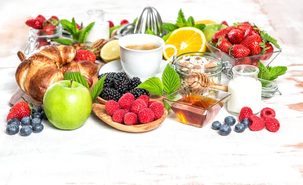 Desayuno con café, croissants, muesli, miel, granola, fresco — Foto de Stock