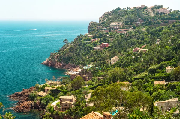 Mediterrán táj, a falu és a tengerpart, francia r — Stock Fotó