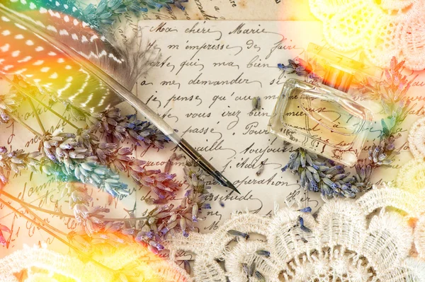 Tinta antigua pluma, perfume, flores de lavanda y viejas cartas de amor . — Foto de Stock