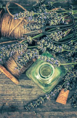 Bitkisel yağı özü ve lavanta çiçekleri. Vintage dekorasyon. Ret