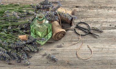 Lavanta yağı taze çiçekler, makas ve vintage dekorasyon