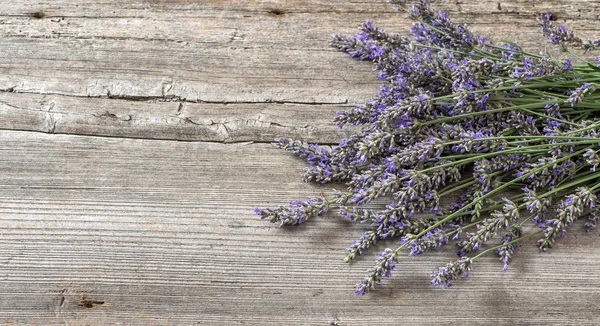 Lavender květiny na dřevěné pozadí. Vintage zátiší — Stock fotografie