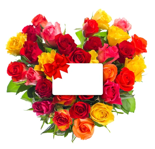 七彩玫瑰花束在心的形状。礼品卡 fot 您的文本 — 图库照片