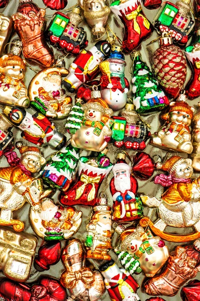 Adornos de árboles de Navidad, juguetes y adornos coloridos —  Fotos de Stock