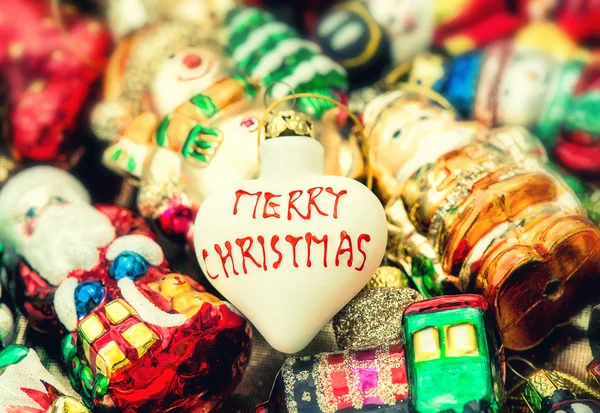 Bola de árbol de Navidad y adornos coloridos. Estilo retro tonificado —  Fotos de Stock