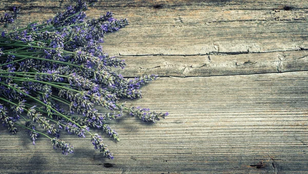 Lavender květiny na dřevěné pozadí. Country styl zátiší — Stock fotografie