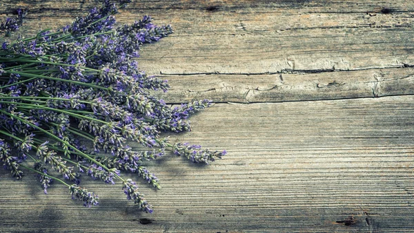 Flores de lavanda em fundo de madeira. Estilo de país ainda vida — Fotografia de Stock