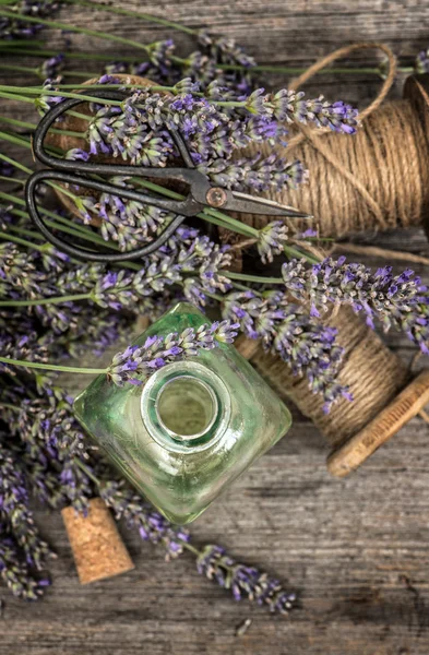 Kruidenolie essentie en lavender bloemen. Vintage decoratie. RET — Stockfoto