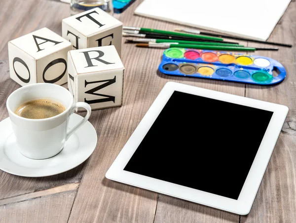 Maqueta artística del lugar de trabajo con café negro. Herramientas de pintura y —  Fotos de Stock