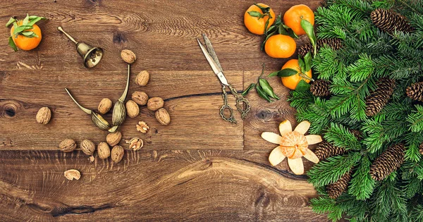 Oranje mandarijnen, walnoten en antieke accessoires. Kerstmis tre — Stockfoto