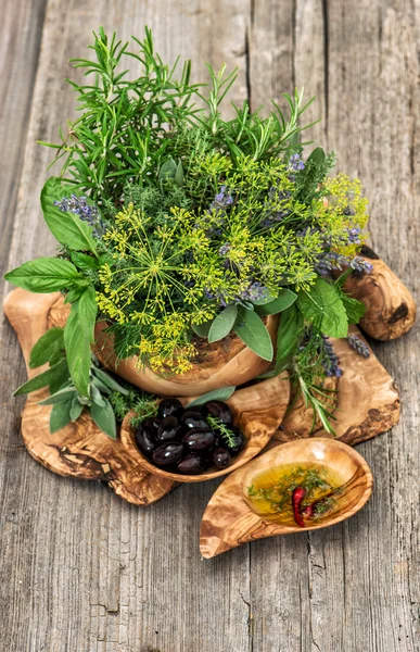 Olives, huile, basilic, aneth, sauge. Herbes et épices. Aliments sains — Photo