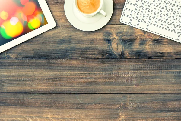 Digital tablet pc, teclado e xícara de café vermelho. Estilo vintage — Fotografia de Stock