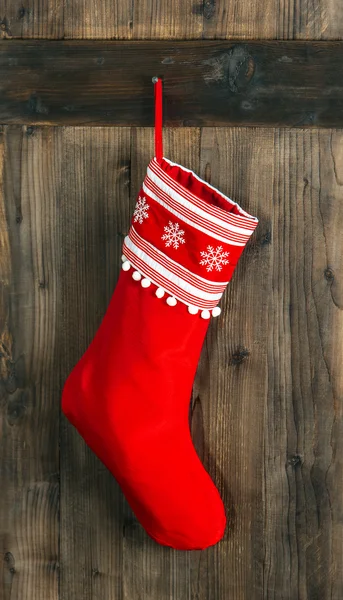 Рождественский чулок. Красный носок для подарков Санты. Праздничные украшения — стоковое фото