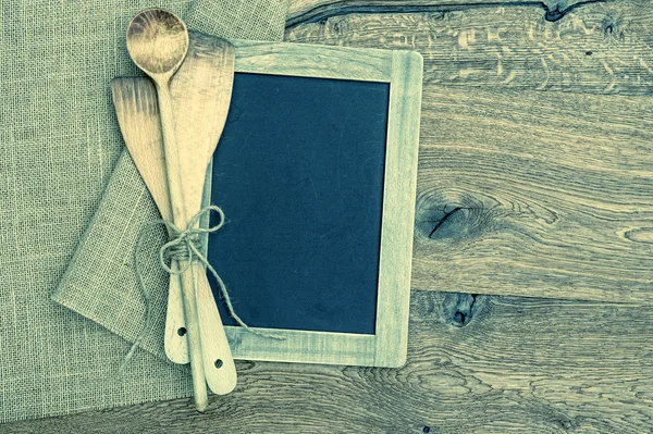 Old kitchen utensils and vintage blackboard. Retro style — Stock Photo, Image