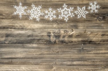 ahşap arka plan üzerinde Noel süs beyaz kar taneleri