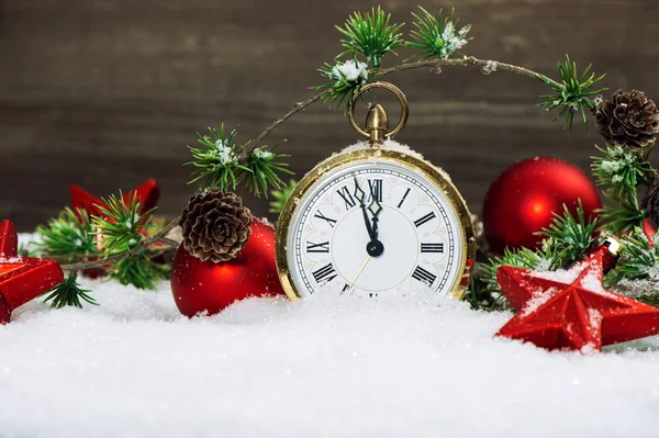 Decorazione natalizia stelle rosse, palline e orologio d'oro — Foto Stock