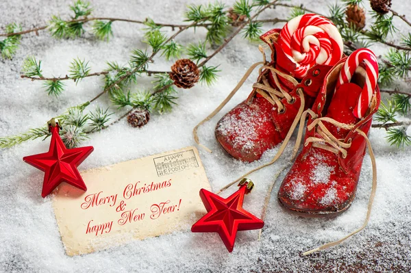 圣诞装饰红色星和古董婴儿鞋 — 图库照片