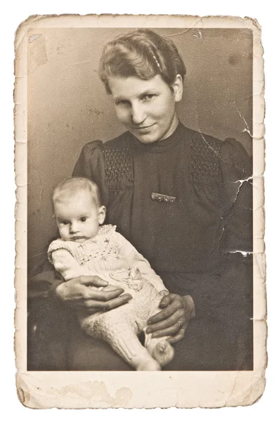 Вінтажний фотопортрет матері з дитиною в старовинній тканині — стокове фото