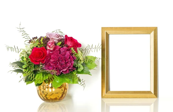 Букет троянд і золота рамка для вашої картини — стокове фото