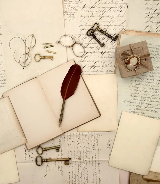 Винтажные аксессуары, открытая книга, старые письма и документы ретро — стоковое фото
