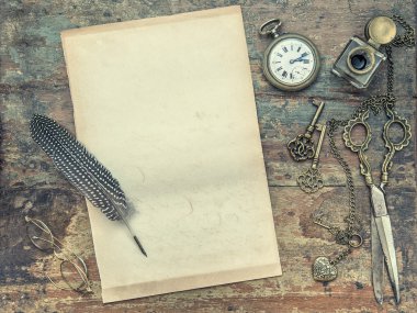 Vintage yazma araçlarıyla Letter kağıt. Tüy kalem ve InkWell