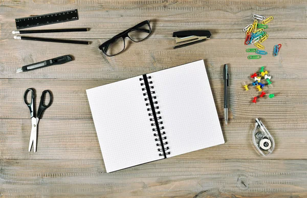 Büro- und Schulbedarf. Buch und Schreibwerkzeuge öffnen — Stockfoto