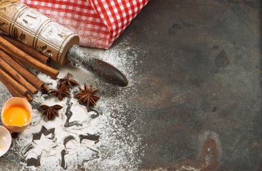 Un, yumurta, oklava ve çerez kesici. Noel yemeği