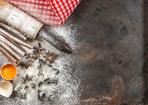 Comida de Natal. Farinha, ovos, especiarias, rolo, cortadores de biscoitos — Fotografia de Stock