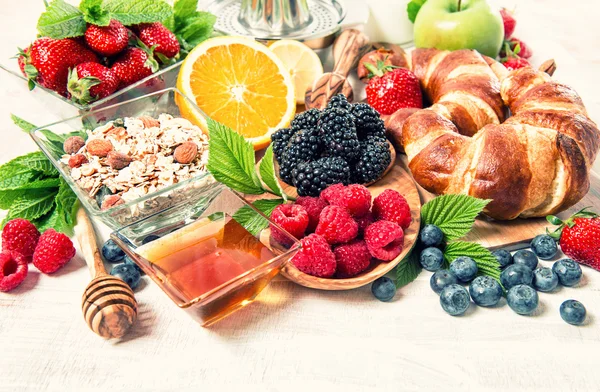 Breakfast with croissants, muesli, fresh berries. Healthy nutrit — Φωτογραφία Αρχείου