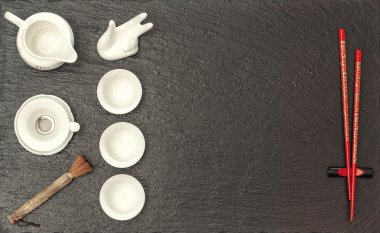 Sofra Asya çay töreni için. Çaydanlık, bardak ve kırmızı çubuk