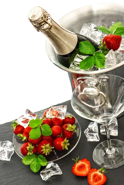 Champagne and two glasses, strawberries. Festive arrangement — 图库照片