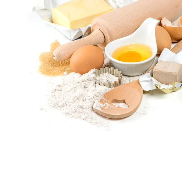 Bakning ingredienser ägg, mjöl, jäst, socker, smör. kök ut — Stockfoto
