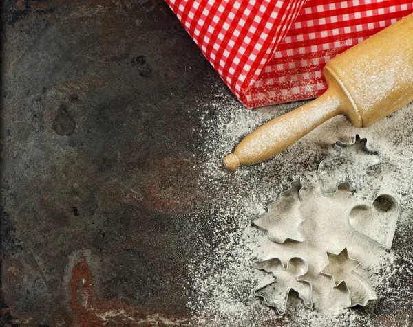 Flour, rolling pin and cookie cutters. Christmas food — Stockfoto
