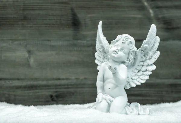 Pequeno anjo branco na neve. Decoração de Natal — Fotografia de Stock