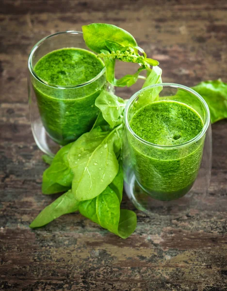 Färsk grön spenat blad smoothie. Hälsosam mat koncept — Stockfoto