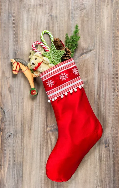 ノスタルジックなビンテージおもちゃの装飾クリスマスの靴下 — ストック写真