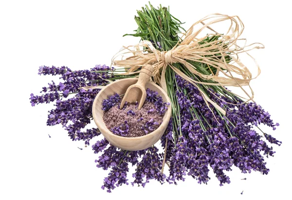 Flores de lavanda y mortero de madera con sal de baño —  Fotos de Stock