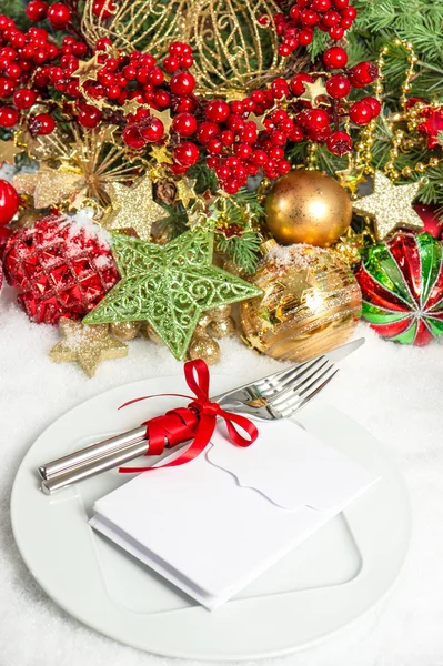 Table setting decoration with red baubles golden garlands — Stock Photo, Image