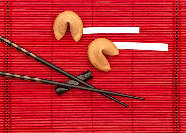 Biscuits Fortune et baguettes noires. Nouvel an chinois — Photo